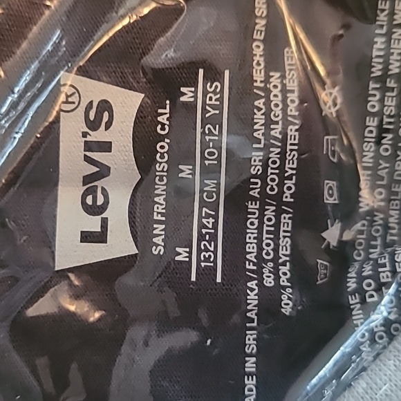 LEVIS BOYS BLUE AND RED SHORT SLEEVE T-SHIRT SIZE MEDIUM - Picture 5 of 6